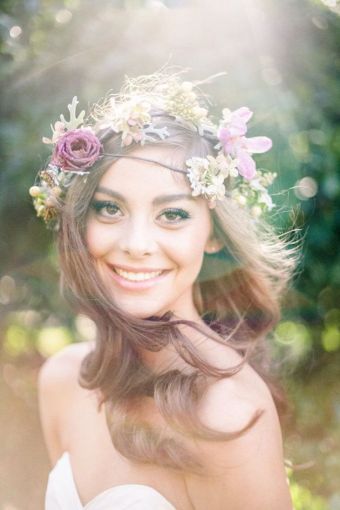 Tips and Ideas for Wearing Fresh Flowers in Your Hair for your Wedding |  wonderslands